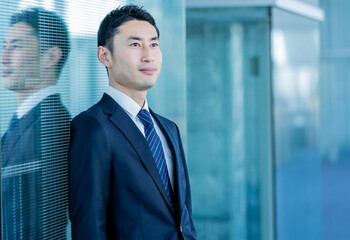 スーツを着た日本人ビジネスマン