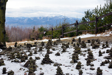 Kamienne kopce na szlaku turystycznym w górach - obrazy, fototapety, plakaty