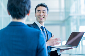 話をするビジネスマン