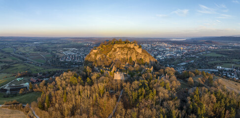 Der Hegauvulkan Hohentwiel mit der Burgruine von der Abendsonne angestrahlt