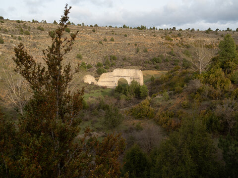 Paisaje con puente romano de fondo