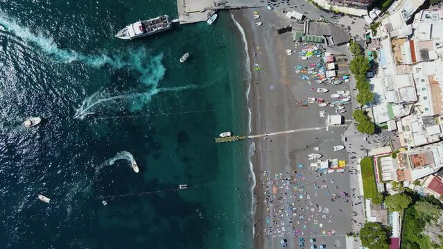 Vue a&eacute;rienne drone vid&eacute;o plage de Positano Italie Europe