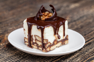 Creamy cheesecake with chocolate and cookies