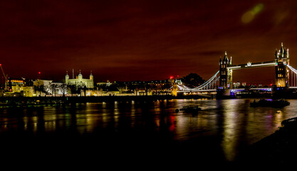 Fototapeta na wymiar Nächtliches Altstadtpanorama von London über die Themse gesehen