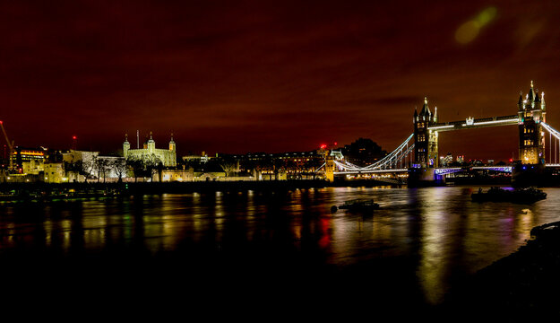 Nächtliches Altstadtpanorama von London über die Themse gesehen