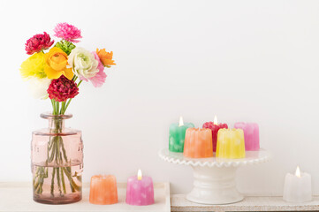 ラナンキュラスとカラフルなキャンドル