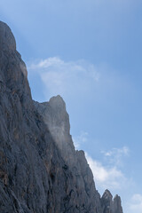 Rocas en el cielo azul con bruma