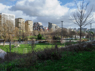 immeubles et jardin du quartier des Batignolles à Paris en France - 576642546