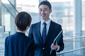 Fototapeta premium 話をする日本人男女