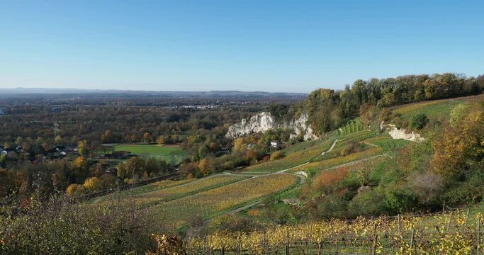 Rocher d'Istein (Isteiner Klotz) au nord du village d'Istein sur la rive gauche du Rhin en Allemagne au pied des vignobles du Margr&auml;flerland