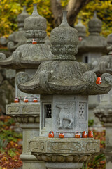 日本　大阪府箕面市にある勝尾寺の境内の灯籠に点在するミニダルマ達
