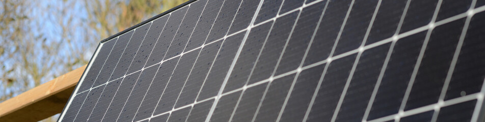 Banner mit Fotovoltaik Solar Panel (PV Modul) zur Energiewende auf Haus Dach als Hintergrund für Dachdecker, Installateure und Elektriker