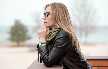 Obraz premium Stylish woman in glasses, concept of fashion, trendy, lifestyle. New modern look