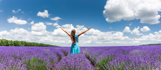 Glückliche Frau in einem Lavendelfeld im Sommer - obrazy, fototapety, plakaty