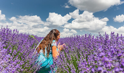 Frau in einem Lavendelfeld im Sommer closeup