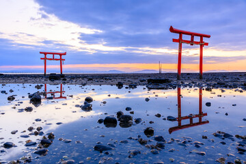 干潮時の大魚神社の海中鳥居と朝焼け　佐賀県太良町　Undersea torii gate and...