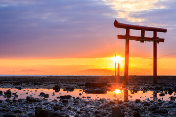 干潮時の大魚神社の海中鳥居と日の出　佐賀県太良町　Undersea torii gate and...