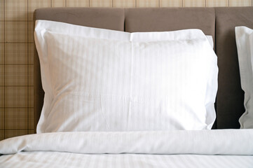  Close-up of white pillows on a bed in Hotel, white clean pillow in comfortable room, front view