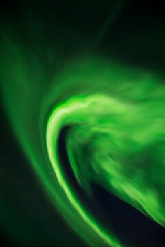 imagen de una aurora boreal verde en su máximo esplendor con el cielo estrellado de fondo