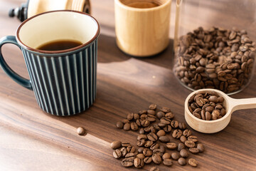 コーヒー豆とコーヒーミルで飲むホットコーヒー