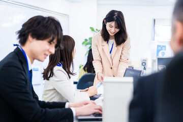 オフィスでコミュニケーションを図る女性