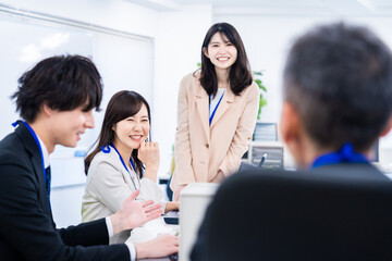 オフィスでコミュニケーションを図る女性