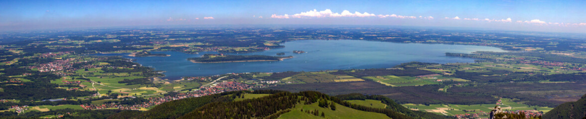 Fototapeta na wymiar Panoramablick vom Sulten auf den Chiemsee in Bayern