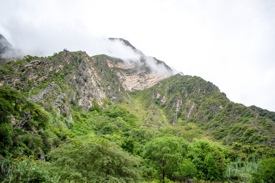 Monta&ntilde;as reci&eacute;n despertando en un valle interandino