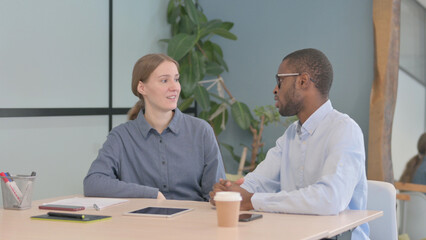 Obraz premium Young Business People Talking in Office