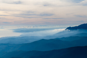 Nubes azules, horizonte lejano con montañas y nubes