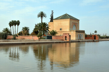 Fototapeta na wymiar Edificio y estanque en los Jardines de la Menara, en la ciudad de Marrakech, Marruecos