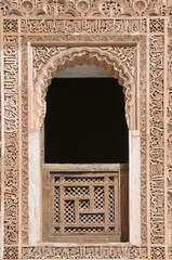 Detalle de una ventana decorada con filigranas en la ciudad de Marrakech, Marruecos