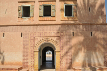 Edificio en los Jardines de la Menara, en la ciudad de Marrakech, Marruecos