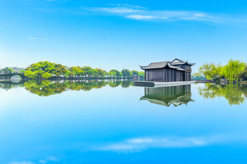 Cherry blossoms in the West Lake of Hangzhou in spring  © Shi