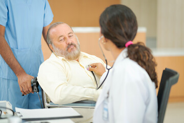 Obraz premium An elderly male patient with high body fat, obesity, sees a doctor at the hospital due to body problems because of a lot of weight.