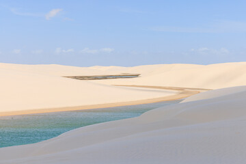 Fototapeta na wymiar Paisagem do parque nacional dos Lençóis Maranhenses, com suas belas lagoas e dunas