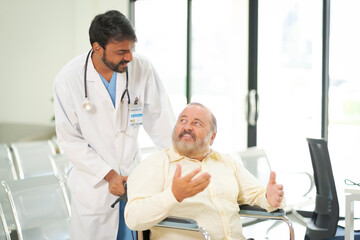 Obraz premium An elderly male patient with high body fat, obesity, sees a doctor at the hospital due to body problems because of a lot of weight.