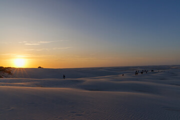 Por do Sol nos Lençóis Maranhenses com sombra nas dunas na região da Lagoa Bonita