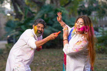 Obraz premium Indian people celebrate holi festival together at park.