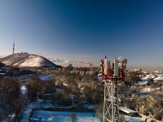 Obraz premium The tower of a mobile operator on the background of the city.