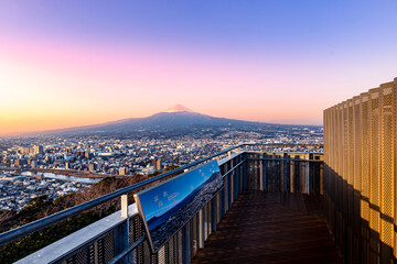 Fototapeta premium 静岡県沼津市にある香貫山山頂の展望台から夕暮れ時の富士山を望む