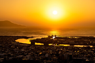 夕暮れ時の静岡県沼津市の街並み
