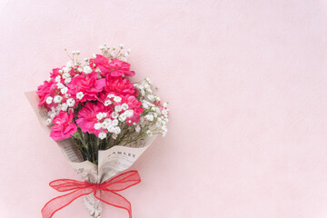 ピンクの背景のカーネーションの花束