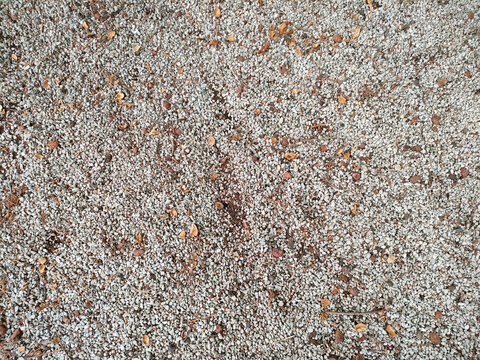 un pavimento de grava gris 