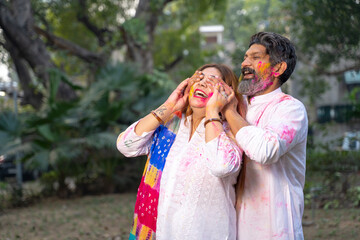 Obraz premium Indian people celebrate holi festival together at park.