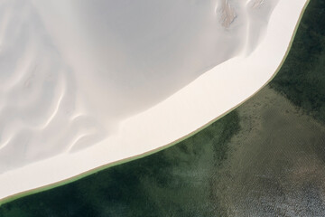 vista aérea do parque nacional dos Lençóis Maranhenses, Maranhão, com suas dunas e lagoas...
