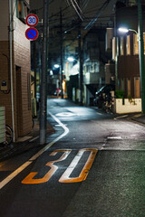 雨夜の道路_30キロ制限