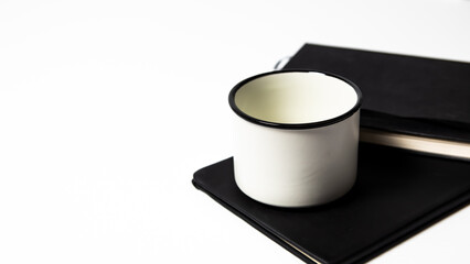 Taza de café con una planta en fondo blanco con espacio para agregar texto 
