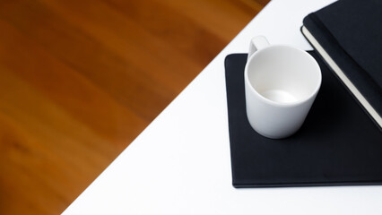 Taza de café sobre una mesa blanca con fondo de madera 