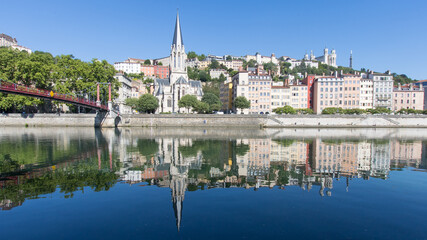 Fototapeta na wymiar les quais de Saône à Lyon en été avec vue sur l'église Saint-Georges et la colline de Fourvière